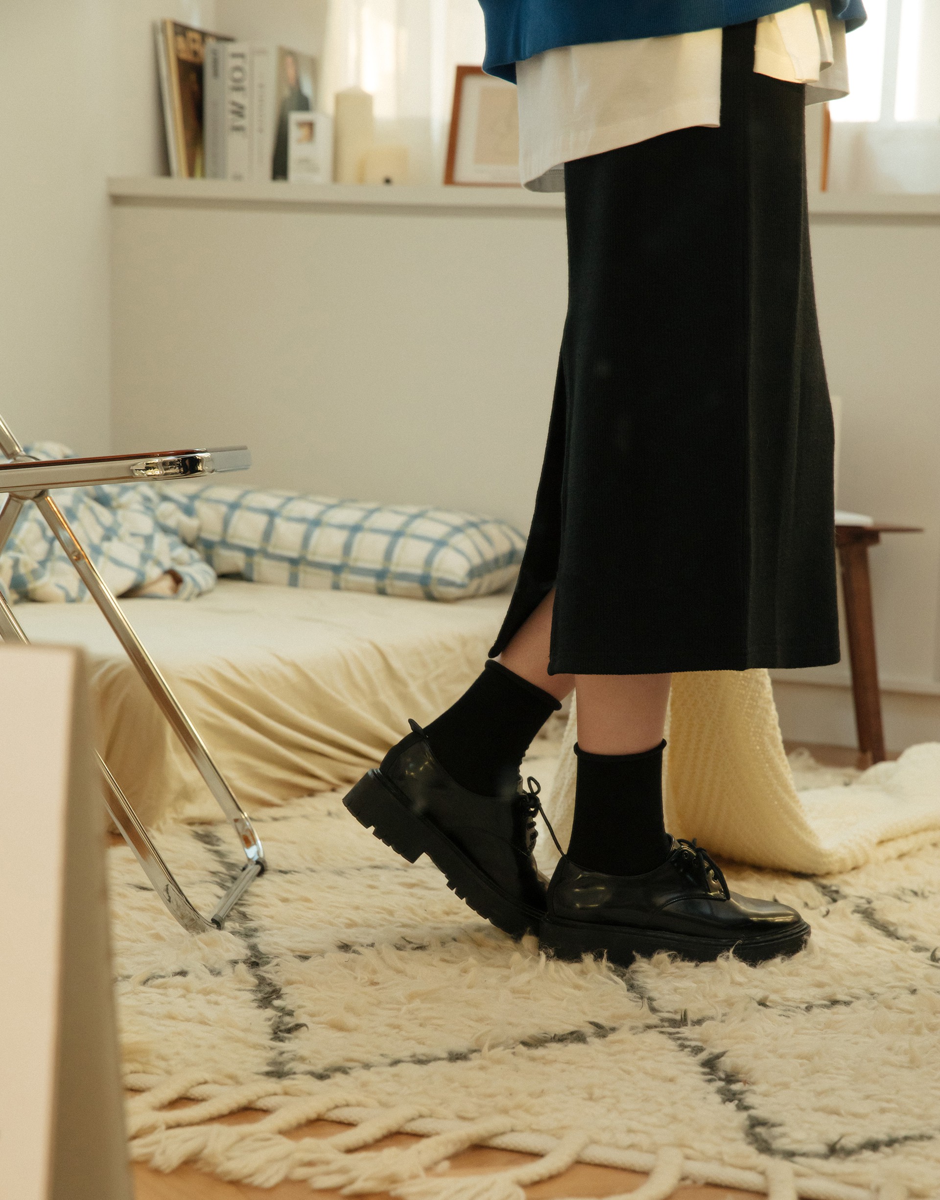 腰圍鬆緊帶設計/無內裡/後開岔設計/淺色建議著淺色內搭