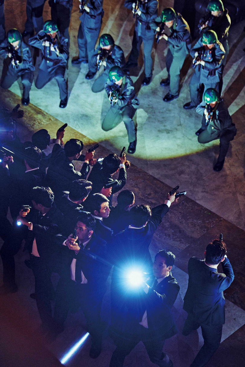 為讓三位元首處於「再怎麼討厭都得進行」的狀態下進行談判，導演安排他們被綁架到潛艇上。（圖／翻攝自網路）