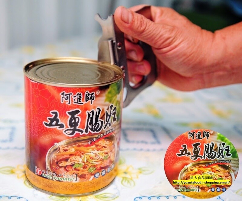 這罐五更腸旺超方便打開倒入鍋子裡只需三分鍾加熱撒上香菜或蒜苗就可端上桌 一鍋香辣濃郁湯頭+香軟嫩的大腸小腸吸了滿滿湯汁揪c綿密軟嫩的鴨血搭配爽口酸菜還有獨家方麻辣湯底讓你吃下的每一口都麻辣順口台式川味