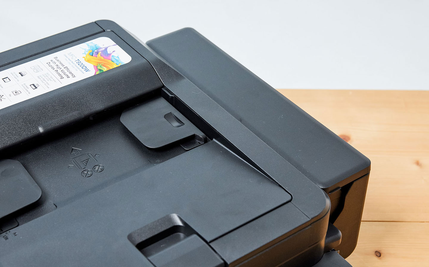 在機身後側有一個隱藏式的多功能進紙匣。