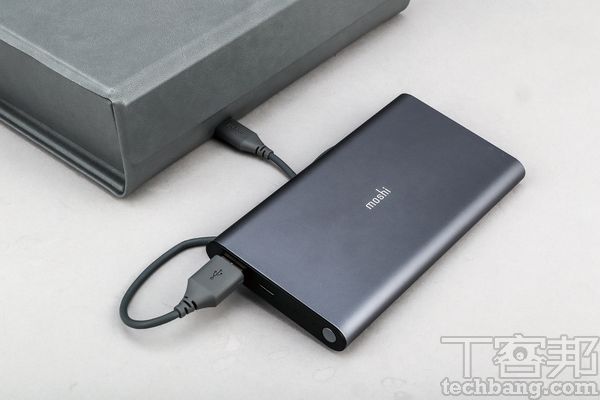 行動電源供電採用 USB Type-C 埠，可使用插座、行動電源、車充做為電力來源。