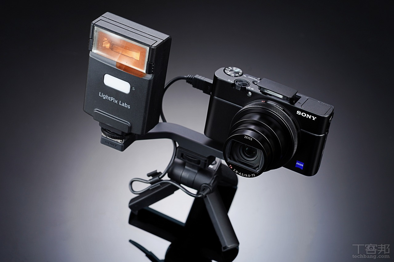 使用方式非常簡單，只需要將延長桿鎖上機身、然後再把 VCT-SGR1 把手鎖上延長桿，然後就可用此手持方式錄影了。