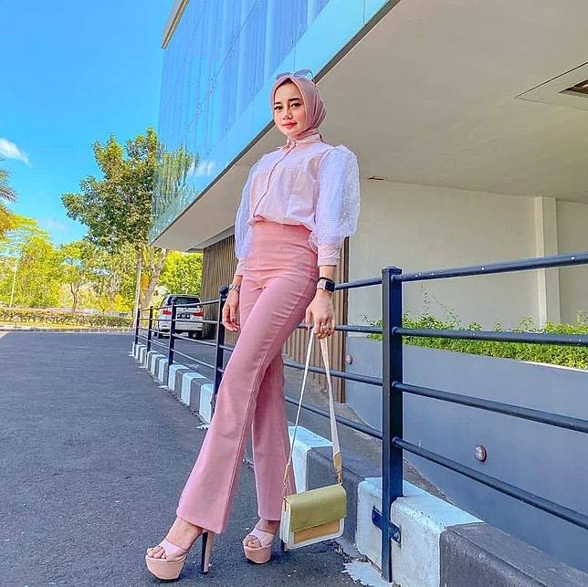 Ootd Hijab Dengan Rok Dan Celana Panjang Warna Pink Untuk Berbagai Bentuk Tubuh Womantalk Com Line Today