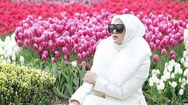 Liburan di Istanbul, Syahrini Selfie di Hamparan Bunga Tulip