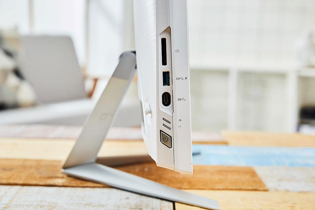 機身左側可以看到其他 I/O 埠，包括多合一 SD 讀卡機，可支援 Super Charger 快速充電技術的 USB 3.0 埠與一組 USB C 埠。另外下方也配置了電源鍵與兩顆運行狀態指示燈。