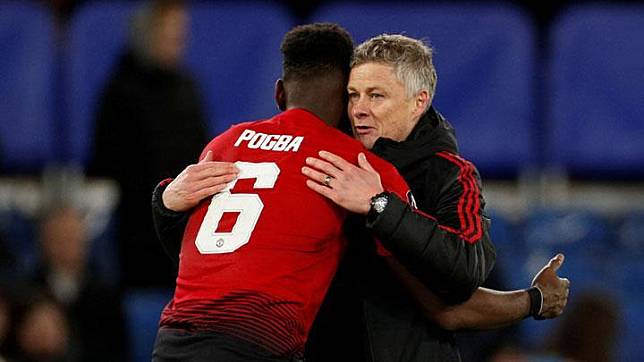 Ole Gunnar Solskjaer memeluk pemain Manchester United, Paul Pogba. Reuters