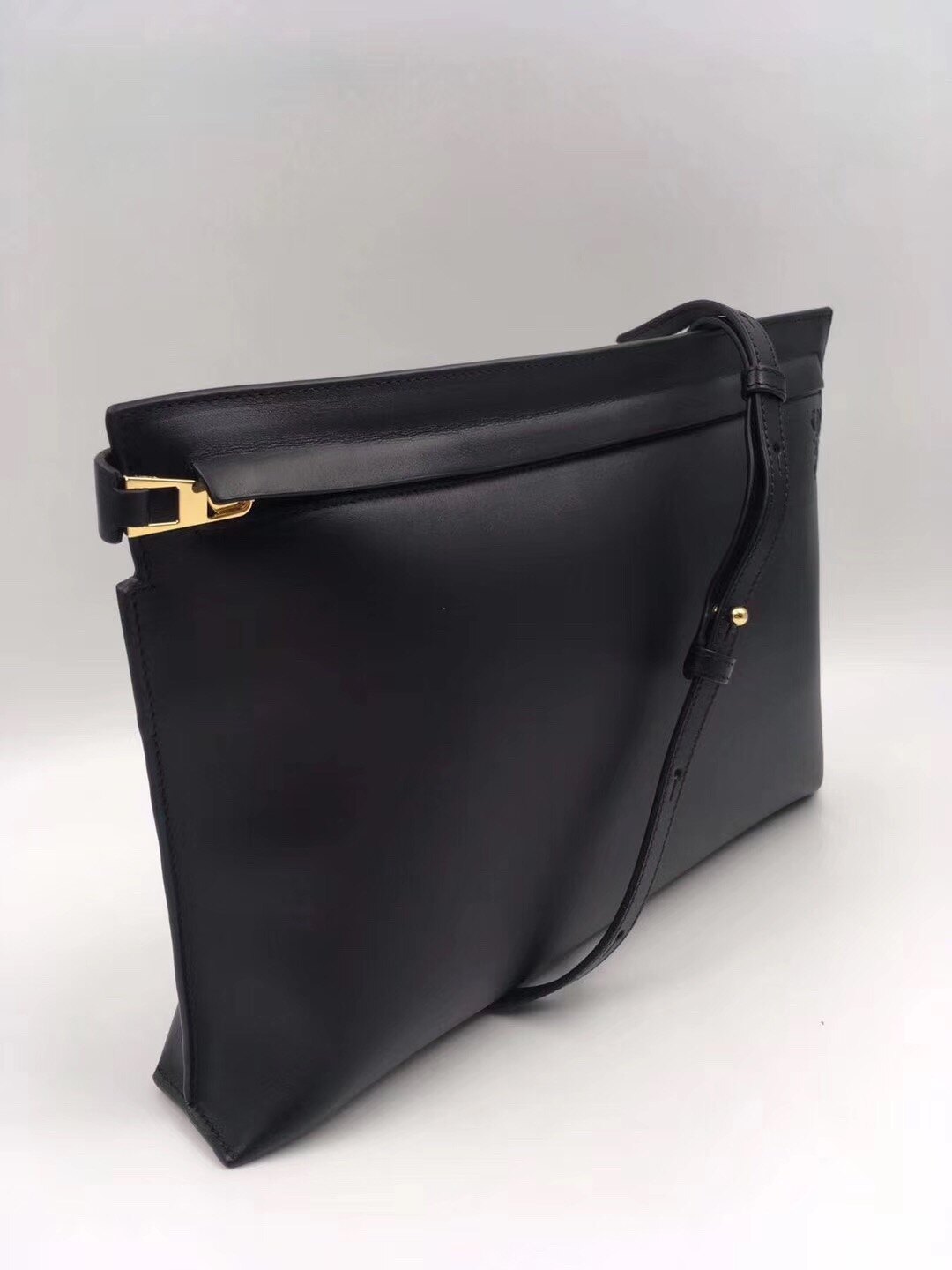 【Go時尚】 Loewe 經典牛皮 簡約T型背包 T Line 羅威黑 0010022606