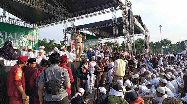 Anies Baswedan berpidato di acara Reuni 212 di Monas, Senin (2/12/2019). (Suara.com/Stephanus Aranditio)