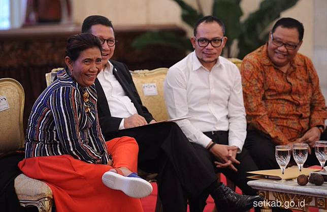 Viral! Menteri Susi Terlelap di Airport & 7 Bukti Beliau Gak Jaim