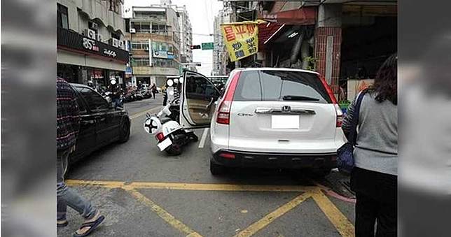 違停開車門撞到教授腳骨折　和解金喬不攏挫賽了