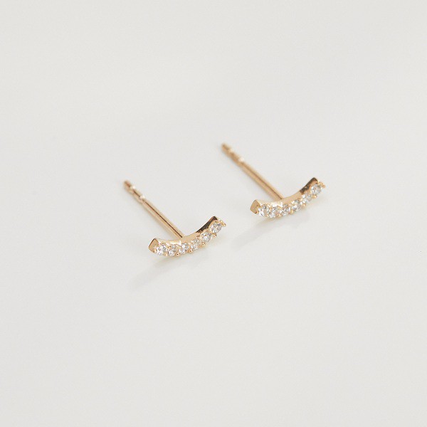 產品全長約0.65公分。材質：14K黃金 【蝦皮商城鑑賞期及退貨注意事項】 1.請盡量避免配戴飾品後，泡溫泉、游泳、運動以及噴香水等，因有可能會導致飾品變色或退色；配戴過後，可用平滑布料擦拭飾品並放入