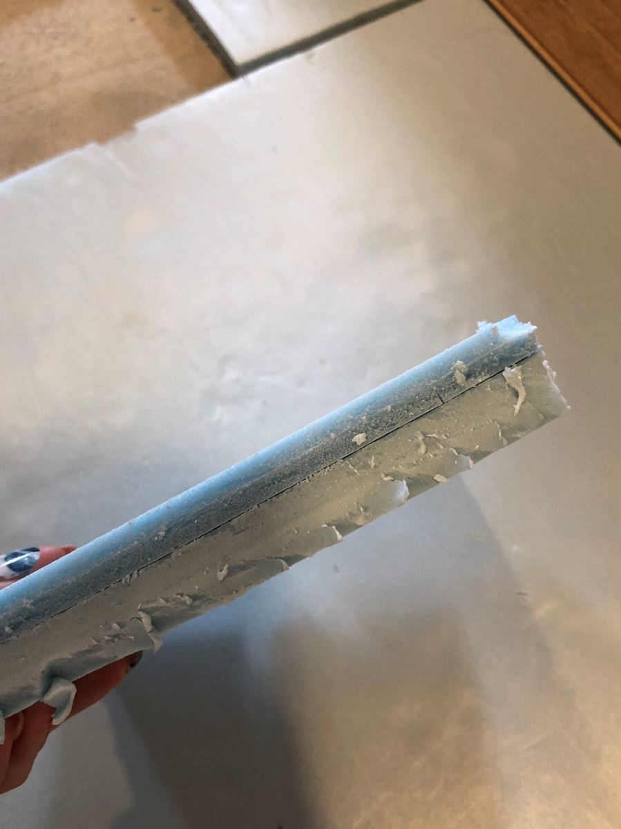 使用PS板整平地面，需遷就高度膠合PS板，因此除去PS板時可以看到膠合的痕跡。(本圖片為網友Emily授權使用，非設計家網站設計師之作品)