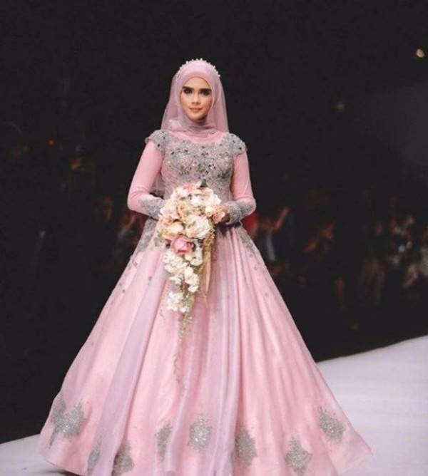 Belum Menikah 11 Gaya Artis Dengan Baju Pengantin Ini Bikin