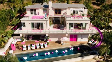 Airbnb推出「芭比夢幻屋」直接秒殺！粉色露天浴缸、無敵加州海景，住進粉色豪宅裡