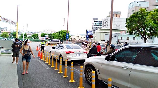 新莊好市多人潮炸鍋 近千人湧入賣場緊急人流管制 蘋果新聞網 Line Today