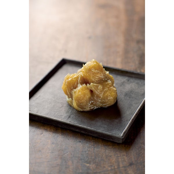 附新光三越紙袋日本長野縣-小布施町被稱之為栗子的故鄉而「小布施堂」利用了這項優勢做出各種栗子甜點將栗子的美味傳達給消費者這個組合是人氣商品的組合可以享受到栗子不同的魅力栗鹿之子: 以糖漿作為黏著劑，將