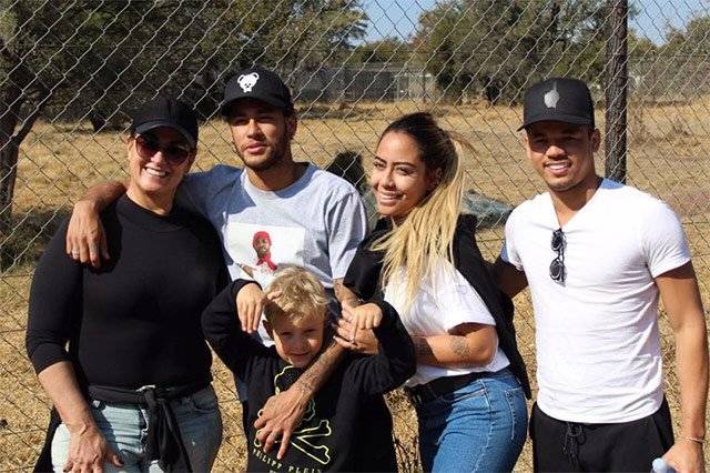 Liburan Menakjubkan Neymar dan Keluarga di Alam Liar Afrika