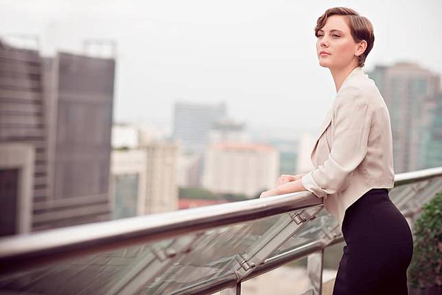 Tidak ada orang lain di sekitar yang meminta perhatian Anda.