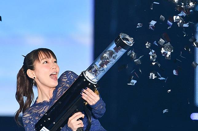 山田孝之谷自家品牌 新川優愛獲全場賀新婚 On Cc 東網 Line Today