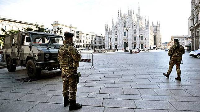 Tentara Militer terlihat di alun-alun Duomo setelah pemerintah Italia memberlakukan karantina alias lockdown sebagai upaya penganggulangan penyebaran virus corona Covid-19 di utara negara itu, di Milan, Italia, Ahad, 8 Maret 2020. Sekitar 16 juta warga Italia bagian utara akan mengalami karantina hingga 3 April mendatang. REUTERS/Flavio Lo Scalzo