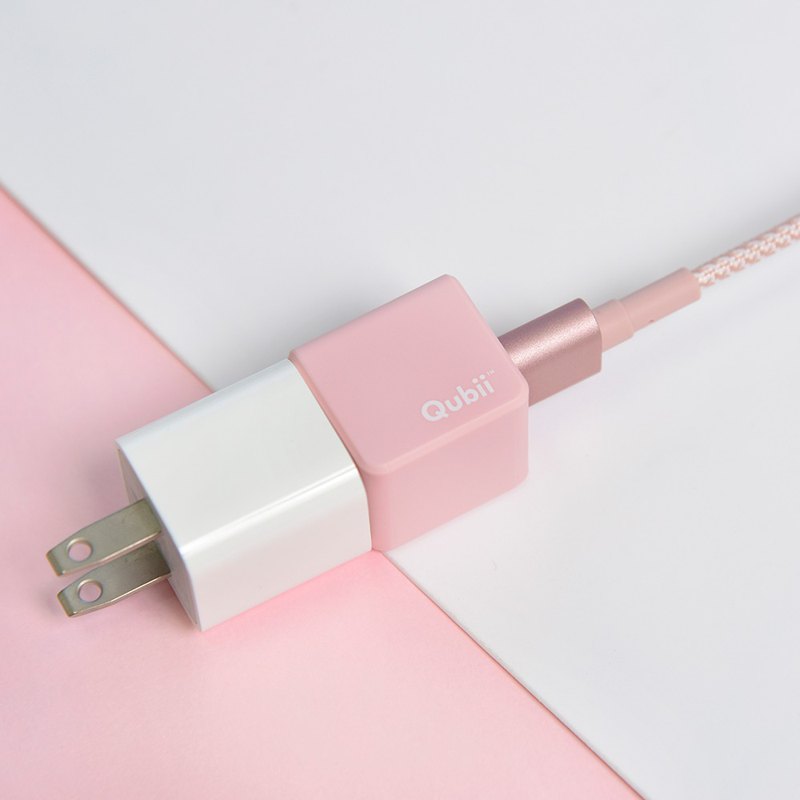 每次手機充電時，Qubii 會自動備份新增的照片影片或資料，不重複備份。不管你正在打電話、玩遊戲、它都會背景備份，不需手動操作，也無需關掉使用中的 APP。可以跨裝置共享備份空間，自動建立不同備份資料