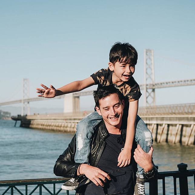 Mike Lewis Sosok Ayah yang Asyik dan Seru