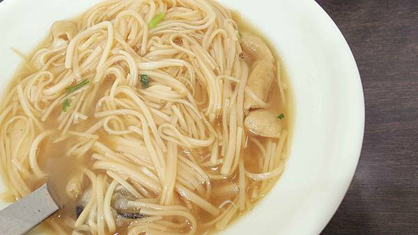 【台北美食】東發號 油飯・麵線-８０年老字號！饒河夜市裡最老的美食小吃店！