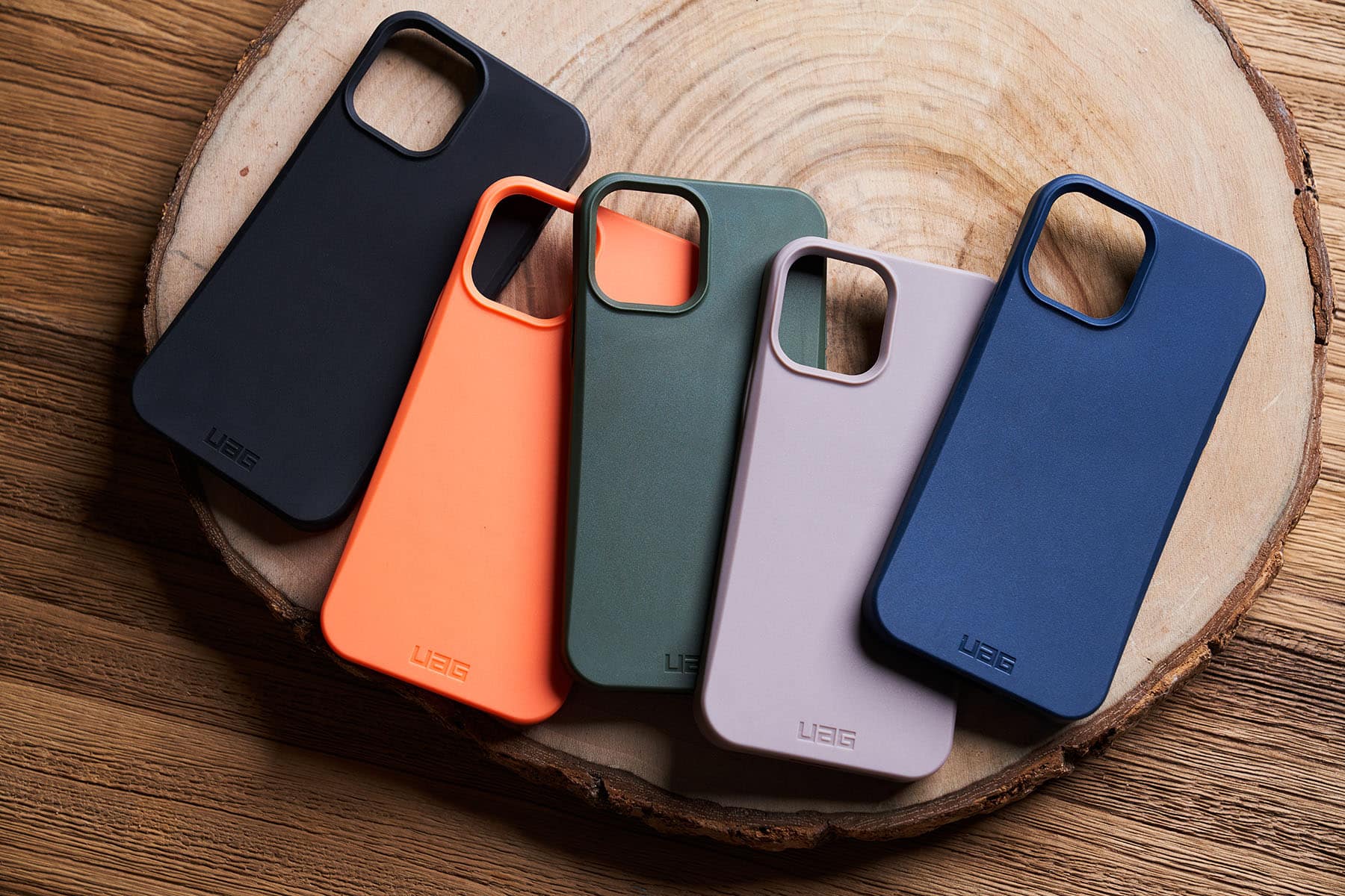 去年才新加入 UAG 耐衝擊保護殼家族的「環保系列」，今年也推出 iPhone 12 全系列版本，並新增了藍、粉與橘三款新色。