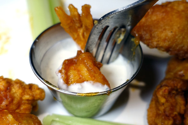 Hooters信義店-遠百信義A13餐廳推薦，HOOTERS美式餐廳大遠百14樓信義店，近看101及百萬級景觀的遠百深夜食堂，遠百信義A13聚餐餐廳