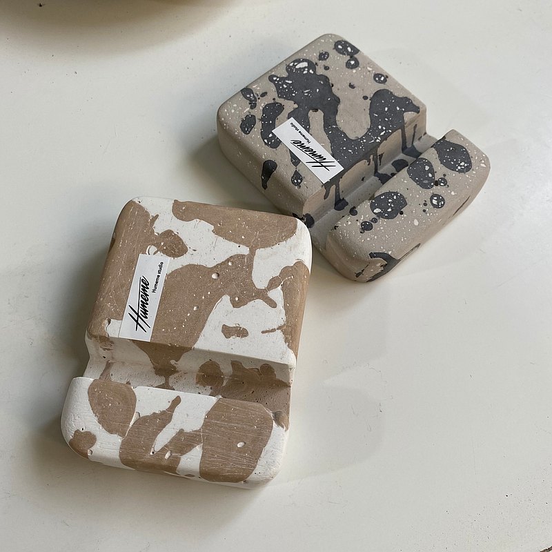 本產品設計為電話架，可與所有電話一起使用。 這樣您就可以坐著看電話了