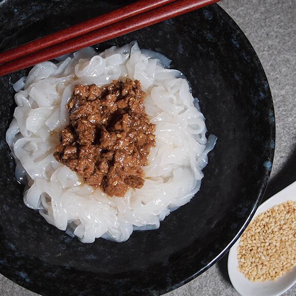 在日本有「胃腸清道夫」之稱。也因為吸水力很強，容易產生飽足感，也經常被作為減肥食品。 產品特色 1. 無加鹼水，安全無虞 2. 豐富纖維素，幫助腸胃蠕動，有助消化 3. 低卡滿分，低 GI 滿分，飽足