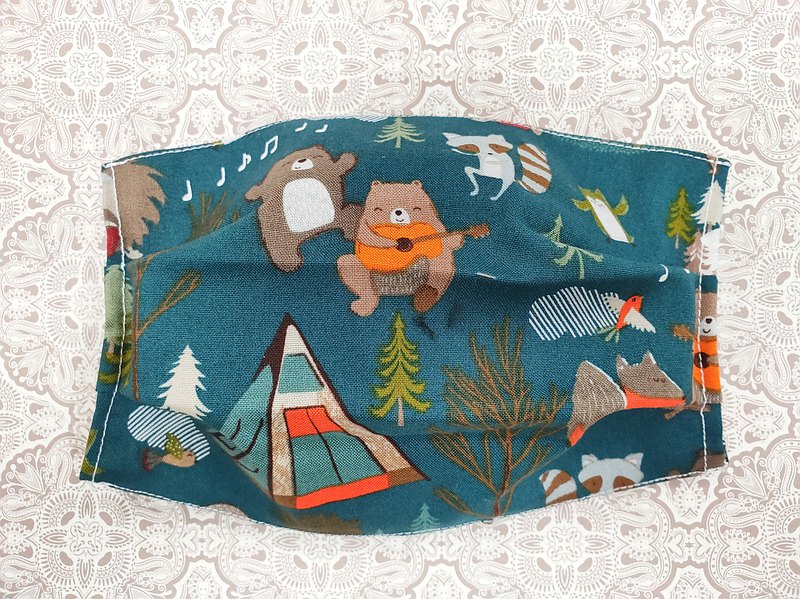 快樂森林款口罩套 綠款 (沒掛耳,內層需搭配拋棄式口罩使用) 戴口罩也可以很時尚,漢娜使用快樂森林款口罩套 綠款 的印花布特別製作成口罩套,讓您在搭配醫療口罩使用能更增添不同氣質!