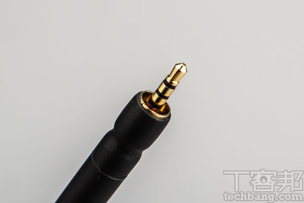 音源接口音源線與耳機相連的接口，採用2.5mm規格，並有特殊接頭設計。