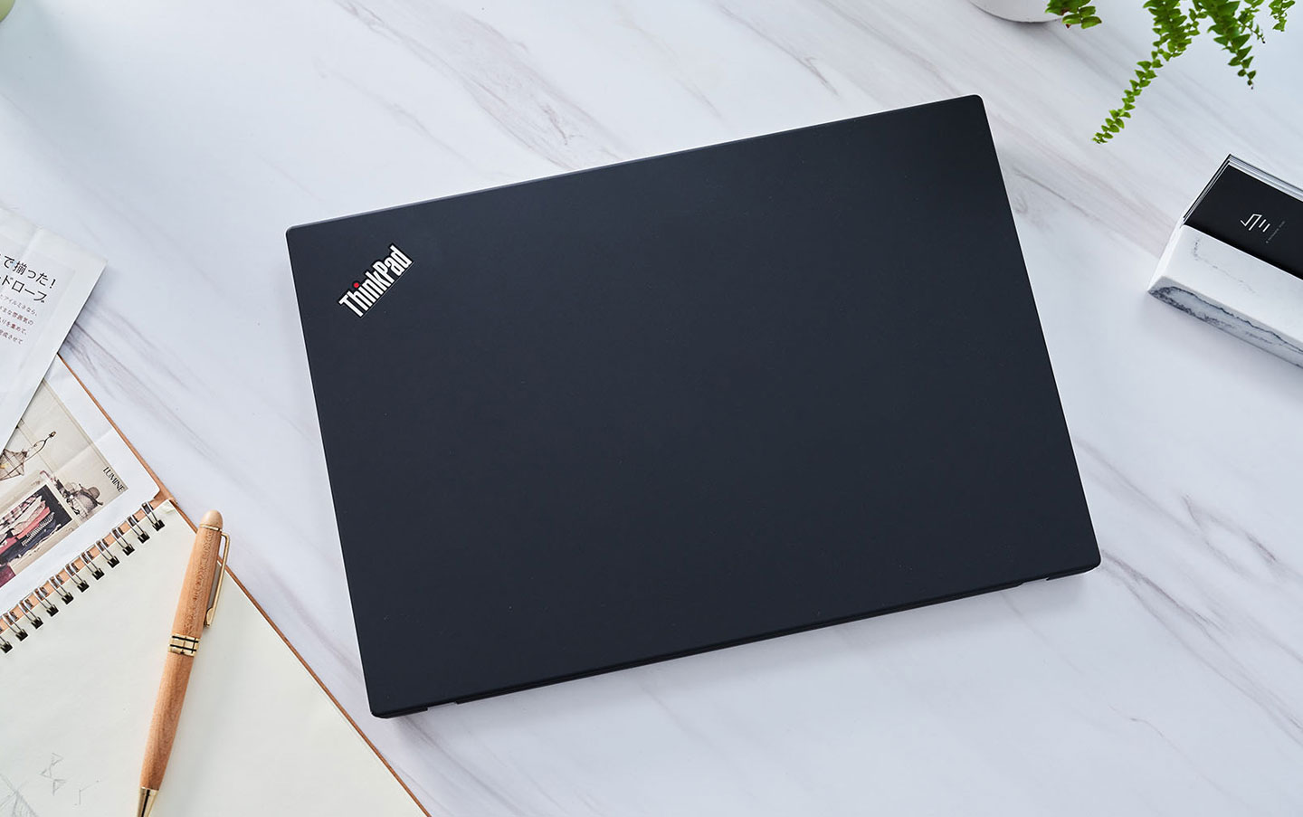 ThinkPad T14 AMD 版機身同樣為全黑色系列，上蓋採用霧面的類膚材質，左上角同樣有 ThinkPad 的經典 LOGO。
