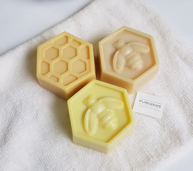 勤奮小蜜蜂 豐收皂. 皂的尺寸很適合小孩使用時手的握感. 小蜜蜂皂的三個皂款. 分別加了很夯的茶樹精油和珍貴的乳油木果脂. 其中. 也使用巴西蜂膠和蜂王乳. 蜂膠是大自然最佳的抗菌劑. 這三款皂很值得