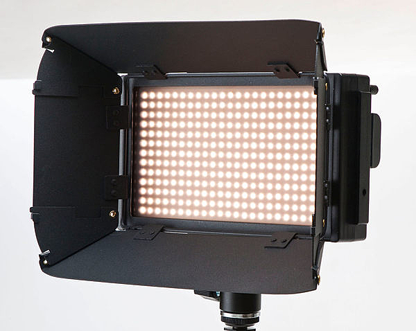 312顆高亮度LEDn照射角度 :60°n色溫 :5600±300Kn持續工作時間 :大約120分