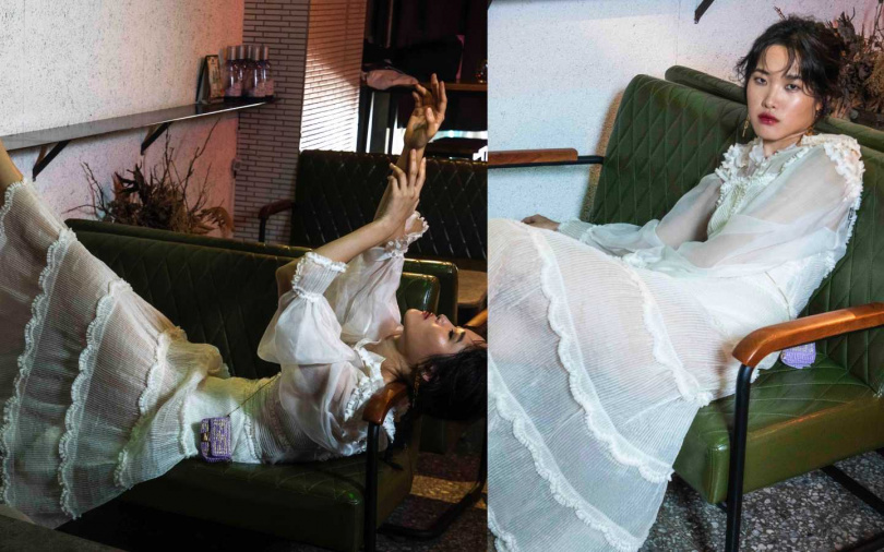 FENDI 荷葉綴邊寬袖紗質襯衫／價格未定、荷葉綴邊階層肩帶洋裝／價格未定、粉色網紗Colibrì繫帶跟鞋／價格未定、編織Nano Baguette吊飾／約22,550元、FENDI字母垂墜耳環／價格未定（圖／莊立人攝）