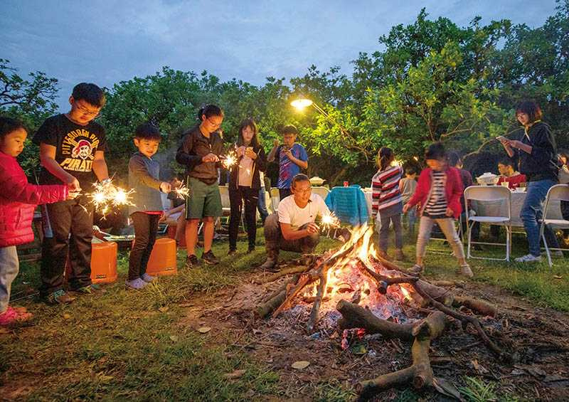 入夜後在柚園搭起營火、烤肉露營，是現代人另類的體驗。（圖／5012柚意思提供）