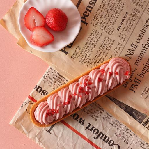 草莓果香融入Cream Cheese裡酸甜交合像是草莓優格般的濃郁乳香配著脆口塔皮藍帶主廚團隊特別研發出法式水果閃電塔，以各種水果堆疊在特製的船型酥脆塔皮上，塔皮中放入特製cream cheese，滿