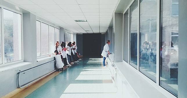 看病見美女護理師彎腰　他「豬哥性」從右摸到左「滑動感覺很真實」