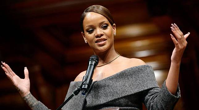 Ayah Rihanna Ingin Punya Cucu dari Pengusaha Arab