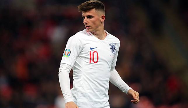 Gelandang Chelsea Mason Mount (tengah) dipeluk rekan-rekannya usai menjebol gawang Manchester United pada semifinal Piala FA di Wembley, Senin (20/7/2020) dini hari WIB. (Foto: Twitter @ChelseaFC)