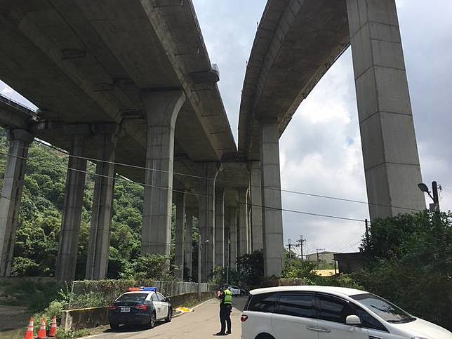 女子仰臥路旁無生命跡象 車停匝道台中警調查中 中央通訊社 Line Today