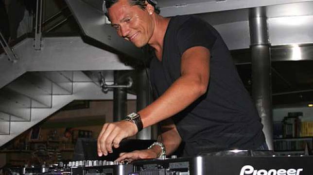 DJ Tiesto tampil di Virgin Megastore, West Hollywood, Amerika Serikat, pada 10 Agustus  2007. [shutterstock]