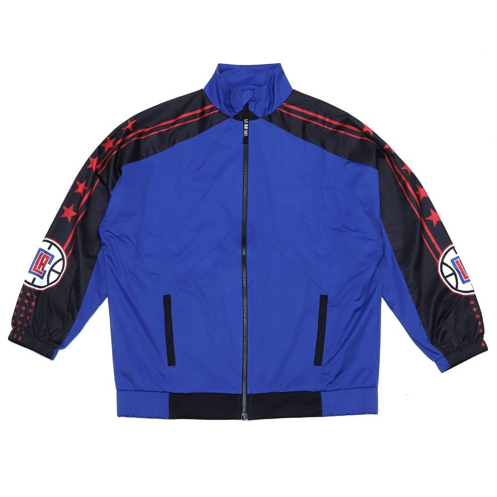 QORExNBALAB聯名系列上市。來自世界流行之都紐約，以女性出發設計的服飾運動品牌，首度登台聯名系列，展現女力運動自信新態度。經典球隊色組合。內層網布，穿著透氣舒適。背後三角形網布設計，提升散熱效