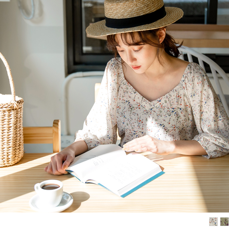 輕薄柔軟的雪紡面料，觸感滑順舒適， 搭配大V領設計及肩部鬆緊帶，穿著更容易固定不易移位， 不必擔心活動伸展時會掉落 ~ 展現漂亮的頸部及鎖骨線條 ! 滿版的彩色碎花增加視覺上的豐富度更帶出浪漫氣息， 