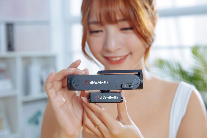 底座以及機身背面都有著明顯的「AVerMedia」字樣，不怕別人不知道。