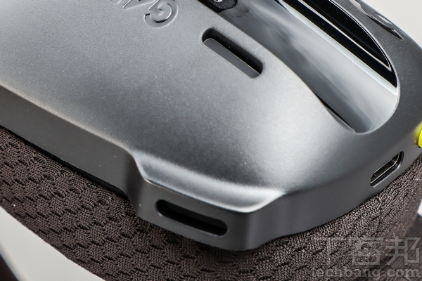 麥克風 採用隱藏式的雙波束成形收音麥克風，進一步精簡了耳機的體積，也更適合戴著出門。