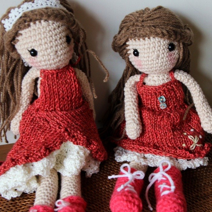 布棉花100%獨家的毛線娃娃。小美娃娃，紅色小禮服款式 是所有女孩的最佳玩伴