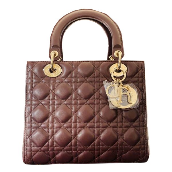 全新真品Dior Lady Dior 中款小羊皮黛妃包 紫芥色Lady Dior手提包擁有永恆的傑作和鮮明的特色，體現了Maison Dior的Couture精神。小羊皮包手工精心製作，並以標誌性的C